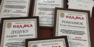 У громаді на Тернопільщині вручили грошові винагороди випускникам, які отримали найвищі бали на ЗНО