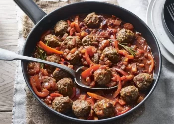 Простий рецепт ароматних котлет у томатному соусі