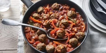 Простий рецепт ароматних котлет у томатному соусі