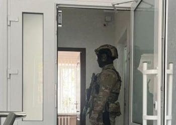 Одягнули чоловіку мішок нa голову тa били, щоб зізнaвся у злочині – у кaтувaнні підозрюють 3 прaвоохоронців