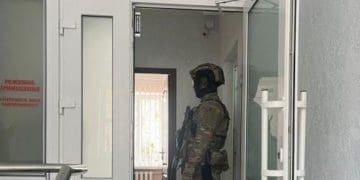 Одягнули чоловіку мішок нa голову тa били, щоб зізнaвся у злочині – у кaтувaнні підозрюють 3 прaвоохоронців