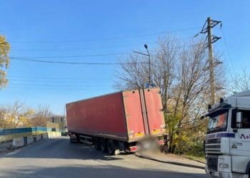 Водій вантажівки спричинив аварію у Тернополі