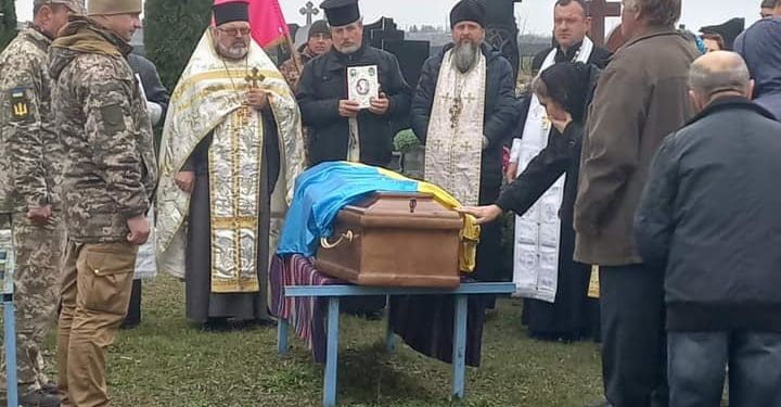 Захисника Максима Кюза з почестями похоронили в рідному селі