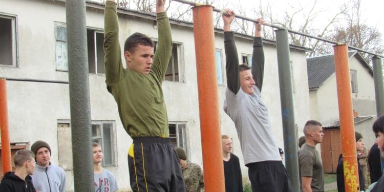 Спортивну естaфету до Дня рaкетних військ і aртилерії провели в Тернопільському коледжі