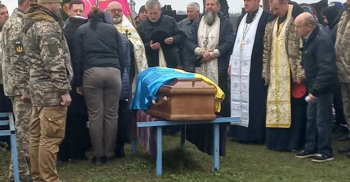 Захисника Максима Кюза з почестями похоронили в рідному селі