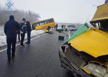 У Чорткові зіткнулися автомобіль і маршрутка: є травмовані