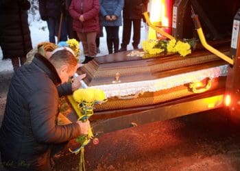 Жителі Кременеччини на колінах зустріли тіло 43-річного захисника з війни