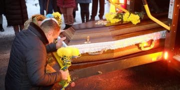 Жителі Кременеччини на колінах зустріли тіло 43-річного захисника з війни