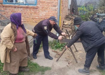 Бережанські дільничні рубають дрова пенсіонерам