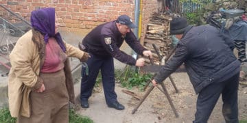 Бережанські дільничні рубають дрова пенсіонерам