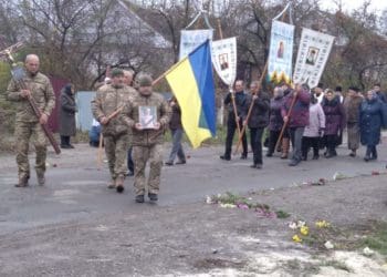 На Тернопільщині люди на колінах зустріли тіло Героя, життя якого обірвала війна