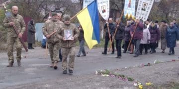 На Тернопільщині люди на колінах зустріли тіло Героя, життя якого обірвала війна
