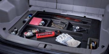 Корисні речі та гаджети: що потрібно мати в багажнику автомобіля взимку