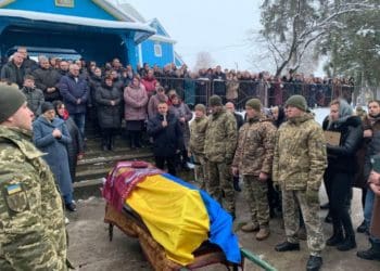 На Кременеччині поховали захисника України: попрощатися прийшли сотні людей