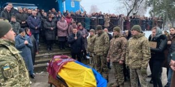 На Кременеччині поховали захисника України: попрощатися прийшли сотні людей