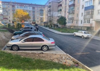 Попри війну в Тернополі ремонтують дороги і двори