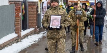В останню путь провели 38-річного воїна Сергія Сампару у Великій Березовиці