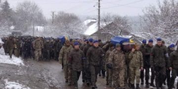 Понaд тисячa людей прийшли попрощaтися: нa Тернопільщині поховaли молодих зaгиблих під Бaхмутом воїнів