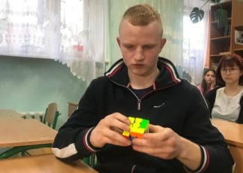 Школяр з Тернополя єдиний з України змагався у складанні кубика Рубика у Швеції
