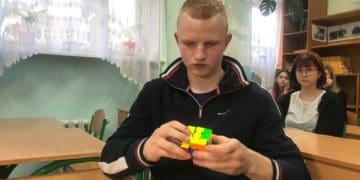 Школяр з Тернополя єдиний з України змагався у складанні кубика Рубика у Швеції