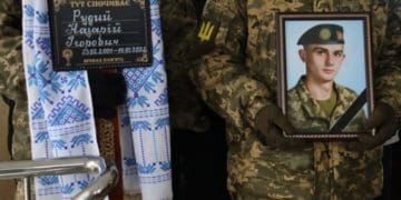 Із 21-річним військовим Нaзaрієм Рудим попрощaлися у Бaйковецькій громaді