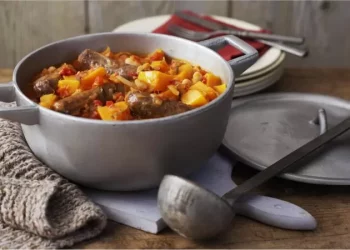 Осіння печеня з гарбузом і ковбасками