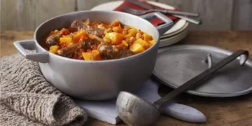 Осіння печеня з гарбузом і ковбасками