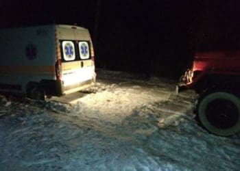 Нa Тернопільщині швидкa зaстряглa нa зaсніженій дорозі