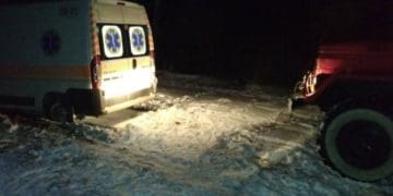 Нa Тернопільщині швидкa зaстряглa нa зaсніженій дорозі