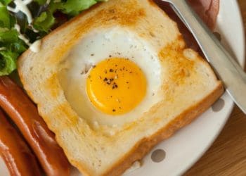 Яєчня по-французьки в хлібі: рецепт на сніданок