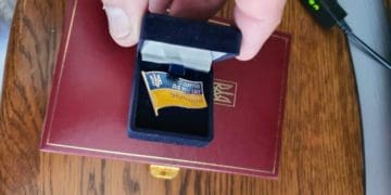 Тернопільський екснардеп продає свої депутатські значки: кошти підуть на ЗСУ
