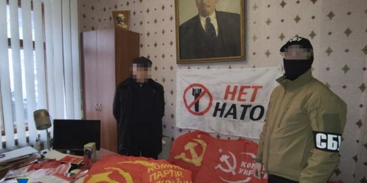 СБУ провела обшуки у представників заборонених політичних партій: знайшли зброю, георгіївські стрічки та російські прапори