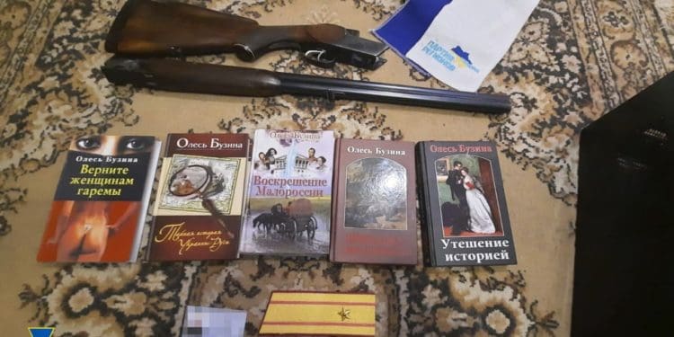 СБУ провела обшуки у представників заборонених політичних партій: знайшли зброю, георгіївські стрічки та російські прапори