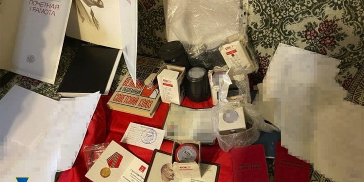 СБУ провела обшуки у представників заборонених політичних партій: знайшли зброю, георгіївські стрічки та російські прапори