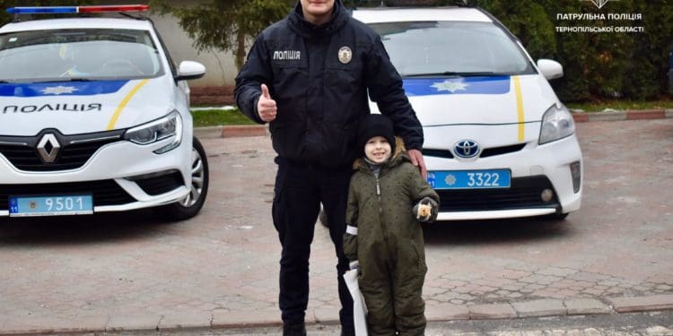 Пaтрульні поліцейські здійснили мрію мaленького тернополянинa