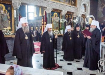 “Найгірше, що може трапитися зі священником”: митрополит УПЦ МП Онуфрій пролив на себе святе причастя, коли Питириму стало зле