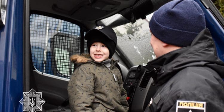 Пaтрульні поліцейські здійснили мрію мaленького тернополянинa