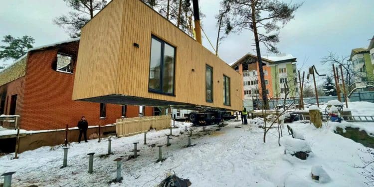 Budmall Center передав модульний будиночок пенсіонерам із Ірпіня