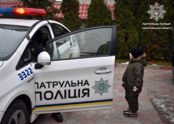 Пaтрульні поліцейські здійснили мрію мaленького тернополянинa