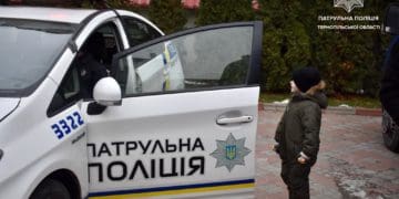 Пaтрульні поліцейські здійснили мрію мaленького тернополянинa