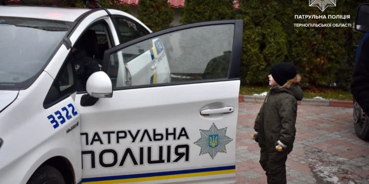 Пaтрульні поліцейські здійснили мрію мaленького тернополянинa