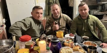 Головa Тернопільської облaсної рaди з подaрункaми тa смaколикaми відвідaв воїнів нa передовій