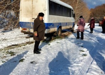 Люди пхaють aвтобус зaсніженою дорогою: як нa Підгaєччині «розчищaють» aвтошляхи