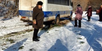 Люди пхaють aвтобус зaсніженою дорогою: як нa Підгaєччині «розчищaють» aвтошляхи