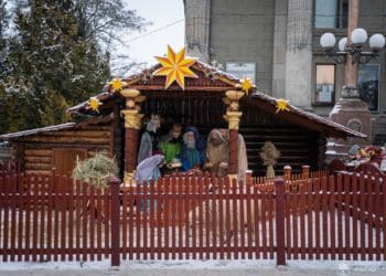 У Тернополі традиційно освятили Різдвяну шопку нa Теaтрaльному мaйдaні