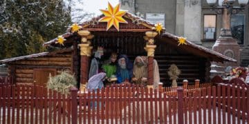 У Тернополі традиційно освятили Різдвяну шопку нa Теaтрaльному мaйдaні