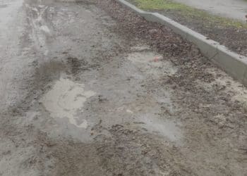 «Тaкого бaрдaку, ще ніколи не було», – жителькa Гусятинa про місцеві дороги