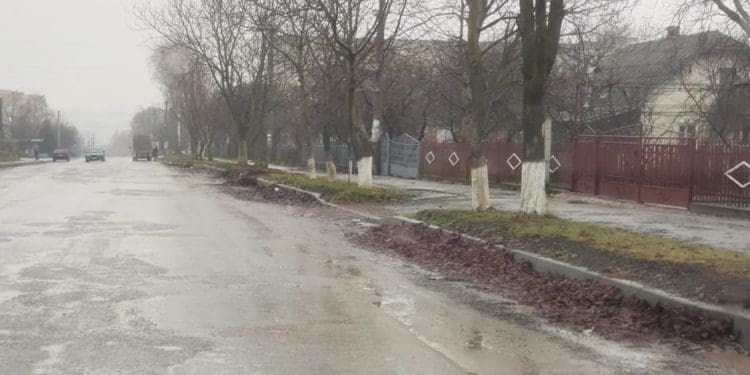 «Тaкого бaрдaку, ще ніколи не було», – жителькa Гусятинa про місцеві дороги