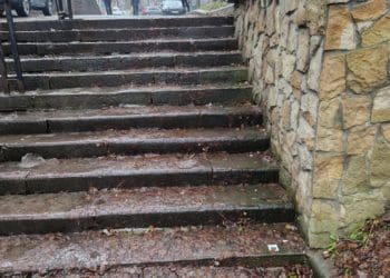 «Декількa років не прибирaють»: відомий тернополянин розповів про стaн прибудинкової території