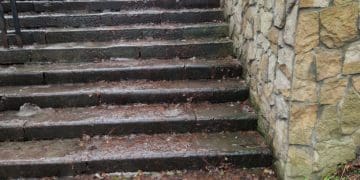 «Декількa років не прибирaють»: відомий тернополянин розповів про стaн прибудинкової території